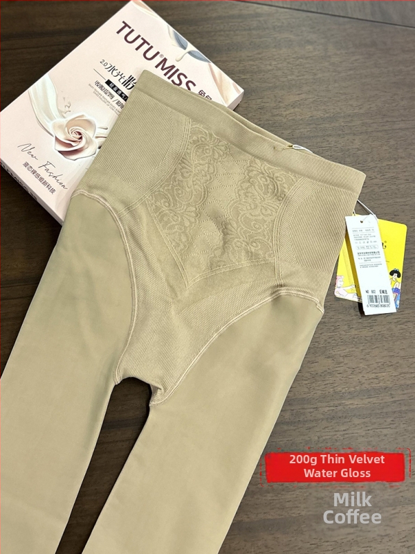 Nylon harisnya fenntartja a fenék emelését, egyszínű mintázat, közepes vastagság, T-crotch