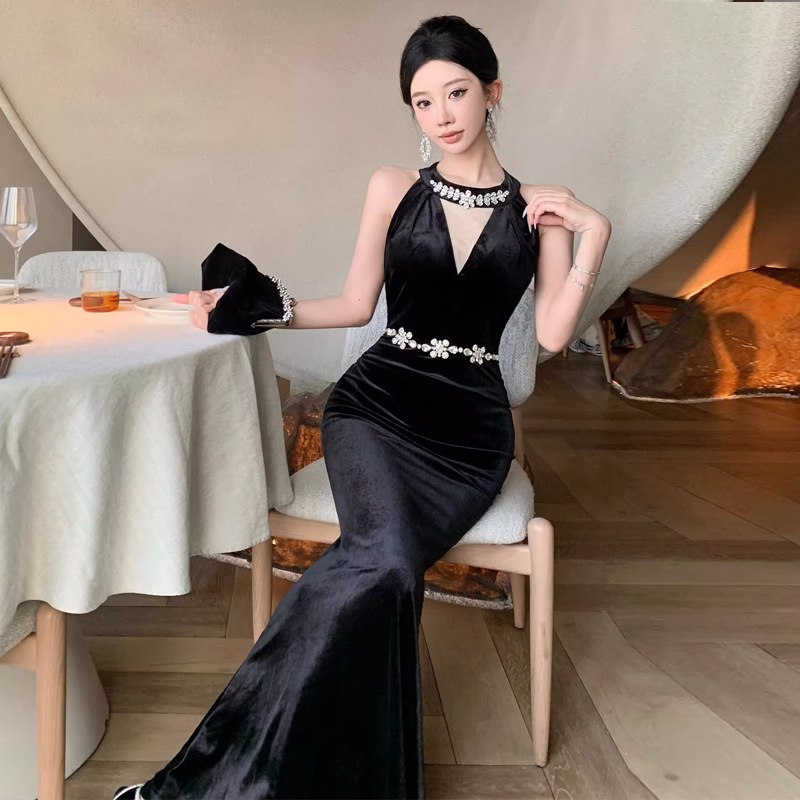 Haljina od poliestera, šivanje splicing, V-izrez, bez rukava, duga haljina, visok struk, proljeće 2026, socijalni stil