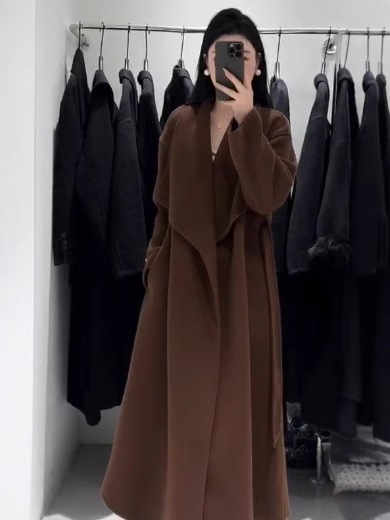 Ženski vuneni kaput, debeo, dugačak preko 100 cm, zatvaranje šnuralom, dugi rukavi, 95%+ vunа