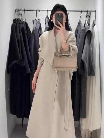 Ženski vuneni kaput, debeo, dugačak preko 100 cm, zatvaranje šnuralom, dugi rukavi, 95%+ vunа