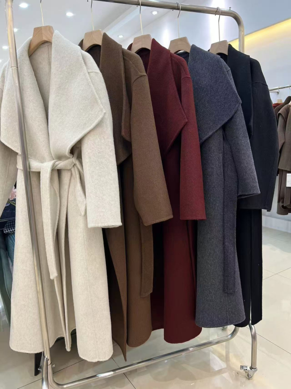 Ženski vuneni kaput, debeo, dugačak preko 100 cm, zatvaranje šnuralom, dugi rukavi, 95%+ vunа