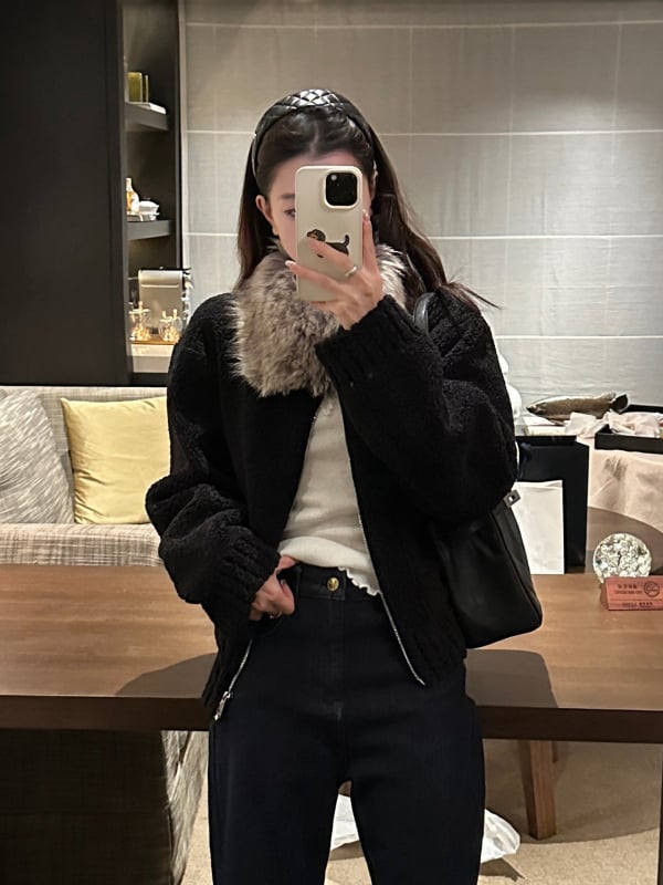 Női mű báránybőr kabát, szűk fazon, normál hosszúságú (50–65 cm)