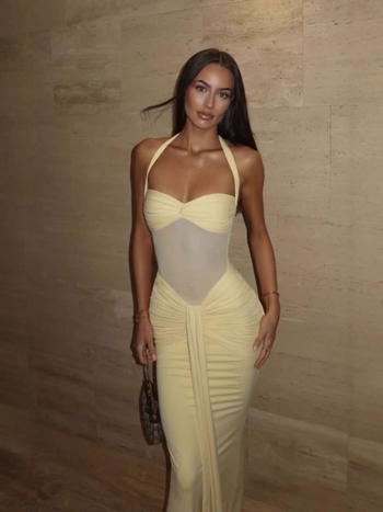 Hosszú nyakú halterneck ujjatlan ruha, rugalmas poliészterből, egyszínű, kolázs részlettel