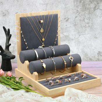 Многофункционална стойка за бижута, изработена от бамбук и дървен микрофибър, подходяща за пръстени, гривни и колиета.