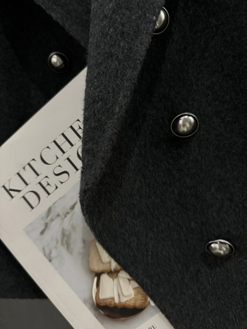 Ženski dvostrani vuneni kaput, grafitno siva, ležeran kroj, dvostruko kopčanje, ovratnik sakoa, standardna duljina (50–65 cm)