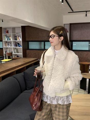 Kabát reverrel, poliészter anyagból, vastag töltettel, koreai stílusban