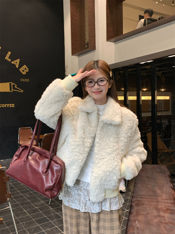 Kabát reverrel, poliészter anyagból, vastag töltettel, koreai stílusban