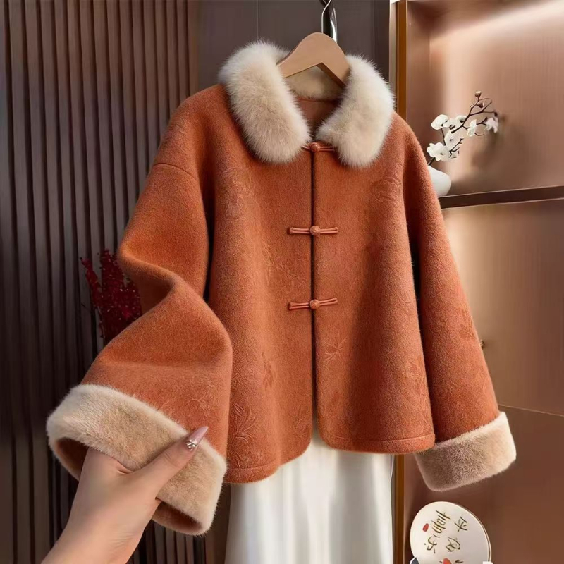 Női gyapjú kabát Mink szőrrel a gallérján, patchwork, álló gallér, háromgombos zárás