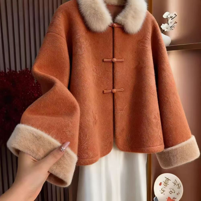 Női gyapjú kabát Mink szőrrel a gallérján, patchwork, álló gallér, háromgombos zárás