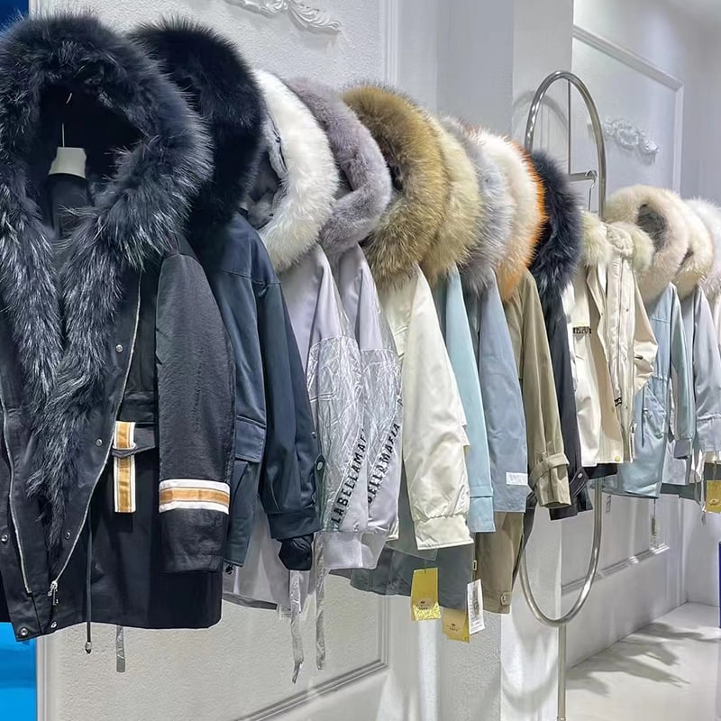 Rex nyúl szőrme béléses parka, róka szőrrel díszített gallér, poliészter anyag, középhosszú, téli 2025