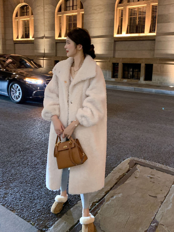 Női prémes kabát gyapjúból és velúrból, álló gallér, középhosszú, városi ingázó stílus, őszi 2025