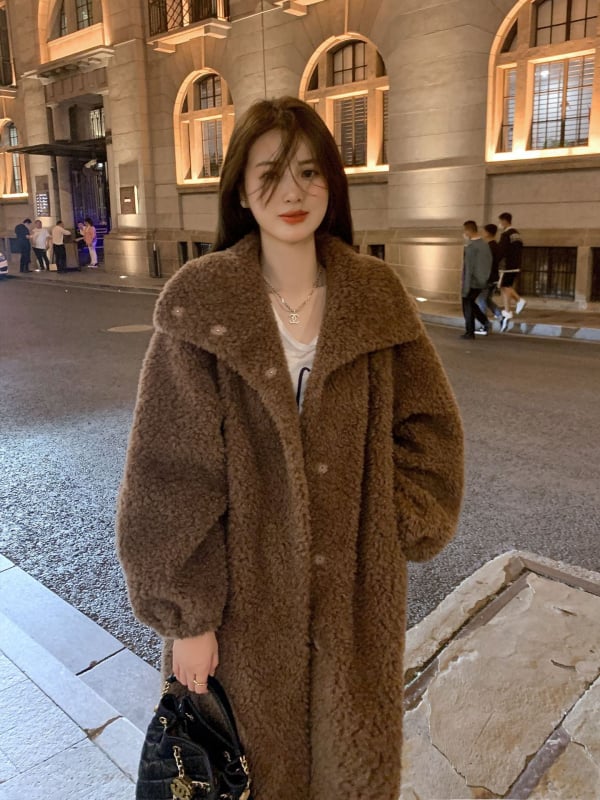 Női prémes kabát gyapjúból és velúrból, álló gallér, középhosszú, városi ingázó stílus, őszi 2025