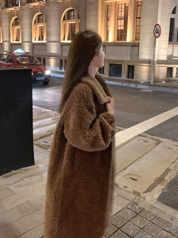 Női prémes kabát gyapjúból és velúrból, álló gallér, középhosszú, városi ingázó stílus, őszi 2025