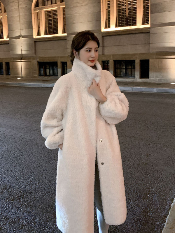 Női prémes kabát gyapjúból és velúrból, álló gallér, középhosszú, városi ingázó stílus, őszi 2025