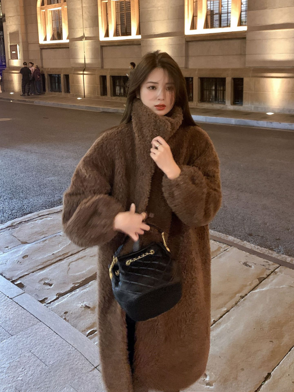 Női prémes kabát gyapjúból és velúrból, álló gallér, középhosszú, városi ingázó stílus, őszi 2025