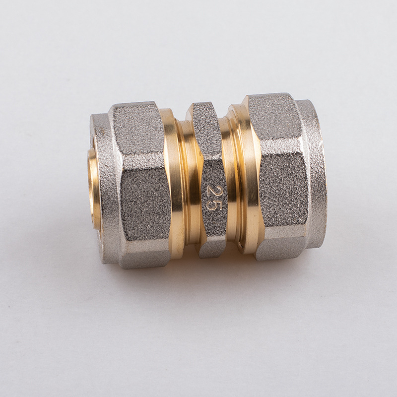 Αλουμινοπλαστικά εξαρτήματα σωληνώσεων με εσωτερικές και εξωτερικές βίδες για ζεστό και κρύο νερό, διαμέτρους 1/2–32, δυνατότητα εξατομίκευσης επεξεργασίας