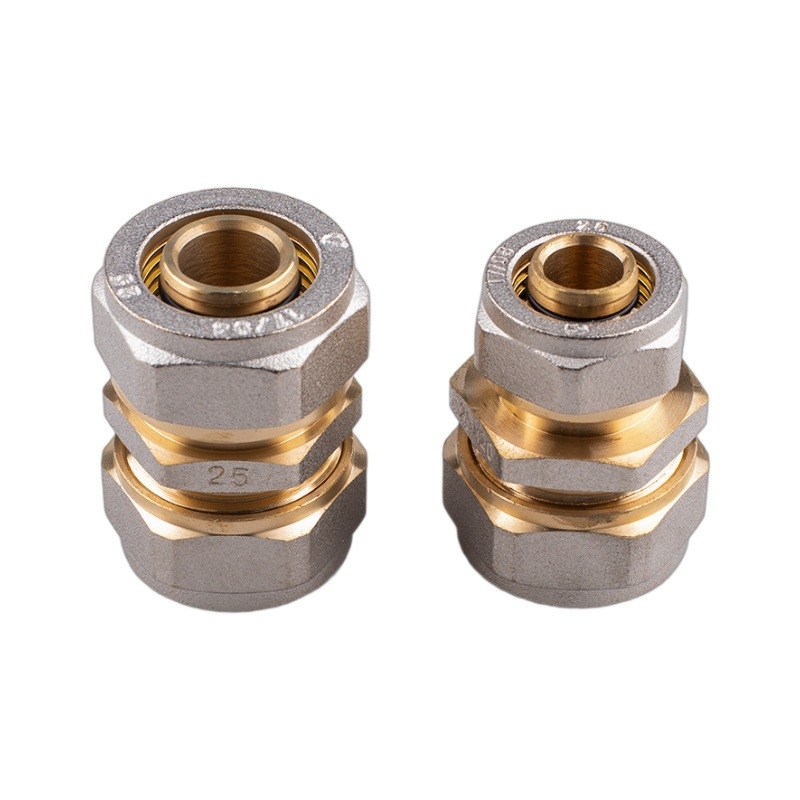 Αλουμινοπλαστικά εξαρτήματα σωληνώσεων με εσωτερικές και εξωτερικές βίδες για ζεστό και κρύο νερό, διαμέτρους 1/2–32, δυνατότητα εξατομίκευσης επεξεργασίας