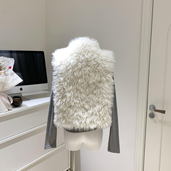 Női ujjatlan műszőrmés mellény lehajtható gallérral, szabályos hosszúságú, anyag: imitált gyapjú