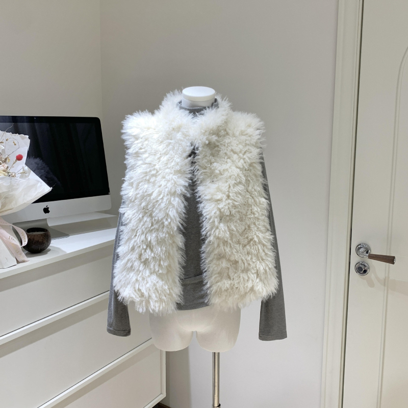 Női ujjatlan műszőrmés mellény lehajtható gallérral, szabályos hosszúságú, anyag: imitált gyapjú