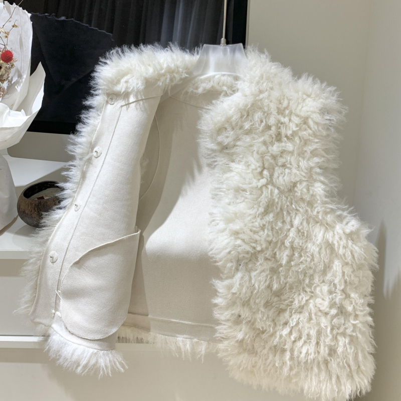 Női ujjatlan műszőrmés mellény lehajtható gallérral, szabályos hosszúságú, anyag: imitált gyapjú