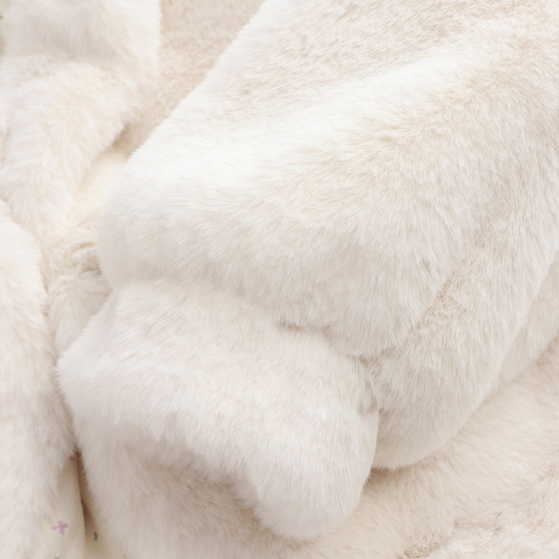 Ženski kaput od zecje dlake, debeli i topli, s stojećim ovratnikom i dugim rukavima (Materijal: poliester; Glavni materijal 90–95% poliester; Dugi rukavi; Stojeći ovratnik)