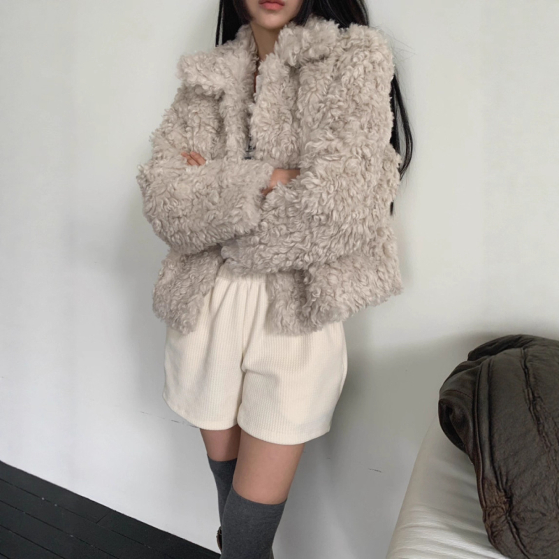 Kaput od krzna u korejskom stilu, kratka duljina 40–50 cm, dugi rukavi, ovratnik tip lapel, za žene