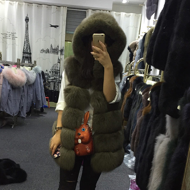 Vestă din blană sintetică cu glugă, fără mâneci, guler în V, lungime medie 65-80 cm, vulpe și nurcă
