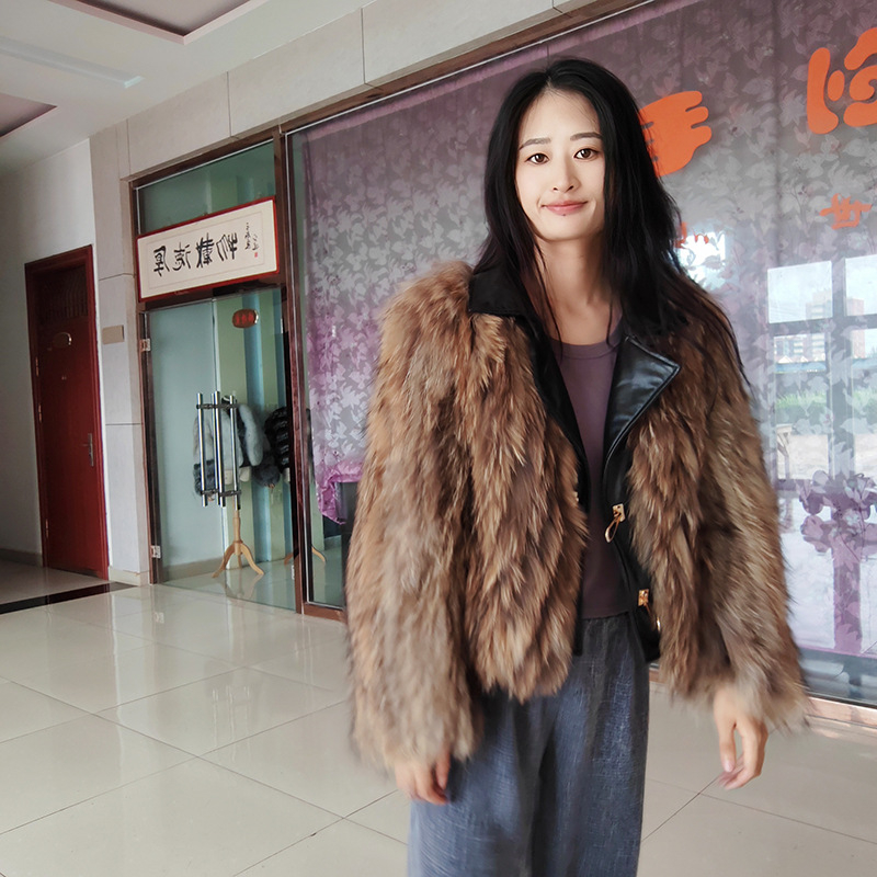 Женско палто от овча кожа с пухено кант, къс модел, есен 2024