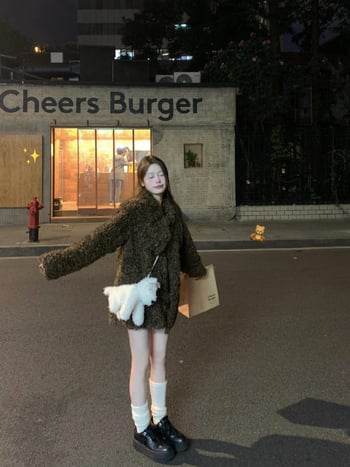 Яке от изкуствена козина за жени, корейски момичешки стил, квадратна яка, дълги ръкави, средна дължина 65-80 см