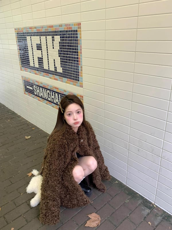 Яке от изкуствена козина за жени, корейски момичешки стил, квадратна яка, дълги ръкави, средна дължина 65-80 см