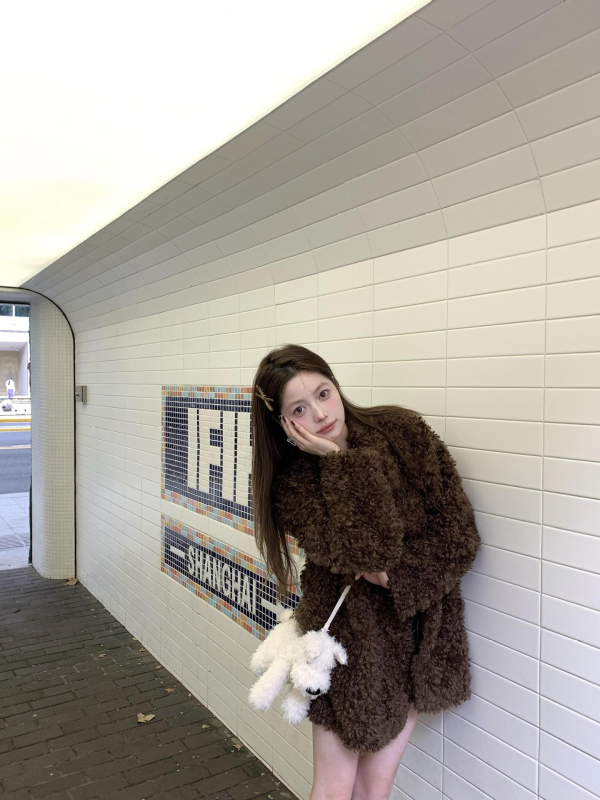 Яке от изкуствена козина за жени, корейски момичешки стил, квадратна яка, дълги ръкави, средна дължина 65-80 см