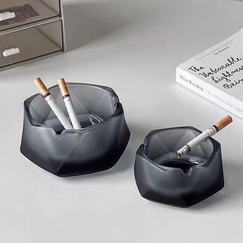 Pepeljara od matovanog stakla – gravirani dizajn | Brand: Unique | Dekor stolni za dom ili ured