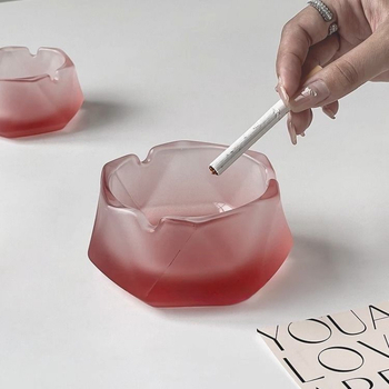 Pepeljara od matovanog stakla – gravirani dizajn | Brand: Unique | Dekor stolni za dom ili ured