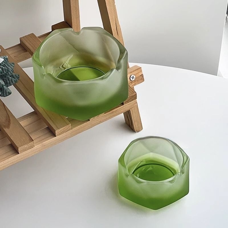 Pepeljara od matovanog stakla – gravirani dizajn | Brand: Unique | Dekor stolni za dom ili ured