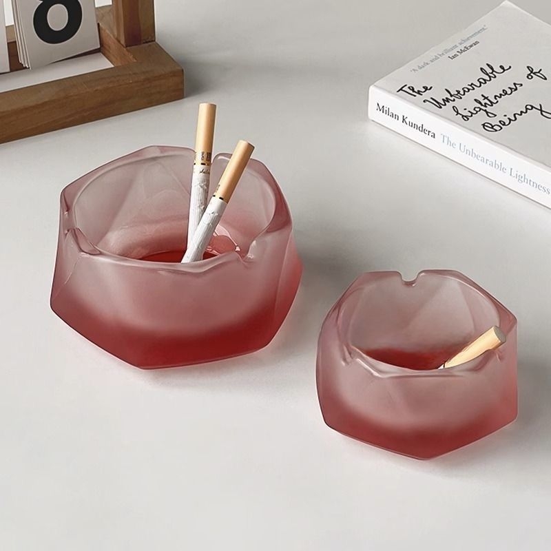 Pepeljara od matovanog stakla – gravirani dizajn | Brand: Unique | Dekor stolni za dom ili ured