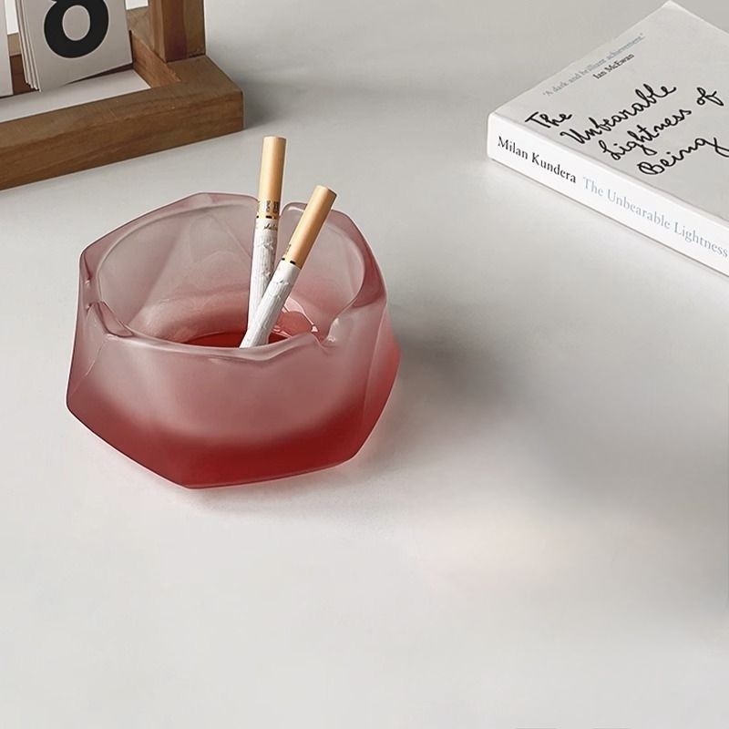 Pepeljara od matovanog stakla – gravirani dizajn | Brand: Unique | Dekor stolni za dom ili ured