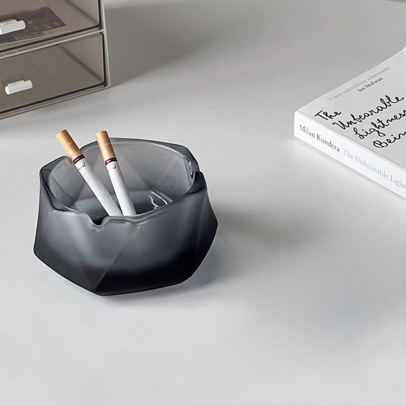 Pepeljara od matovanog stakla – gravirani dizajn | Brand: Unique | Dekor stolni za dom ili ured