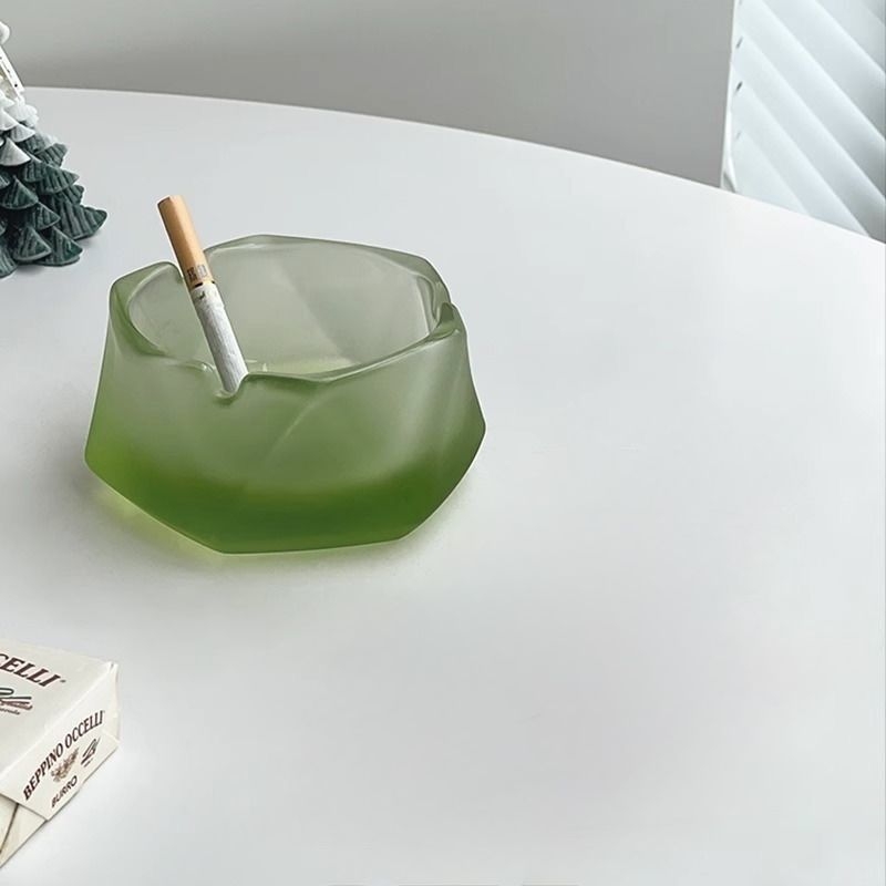 Pepeljara od matovanog stakla – gravirani dizajn | Brand: Unique | Dekor stolni za dom ili ured