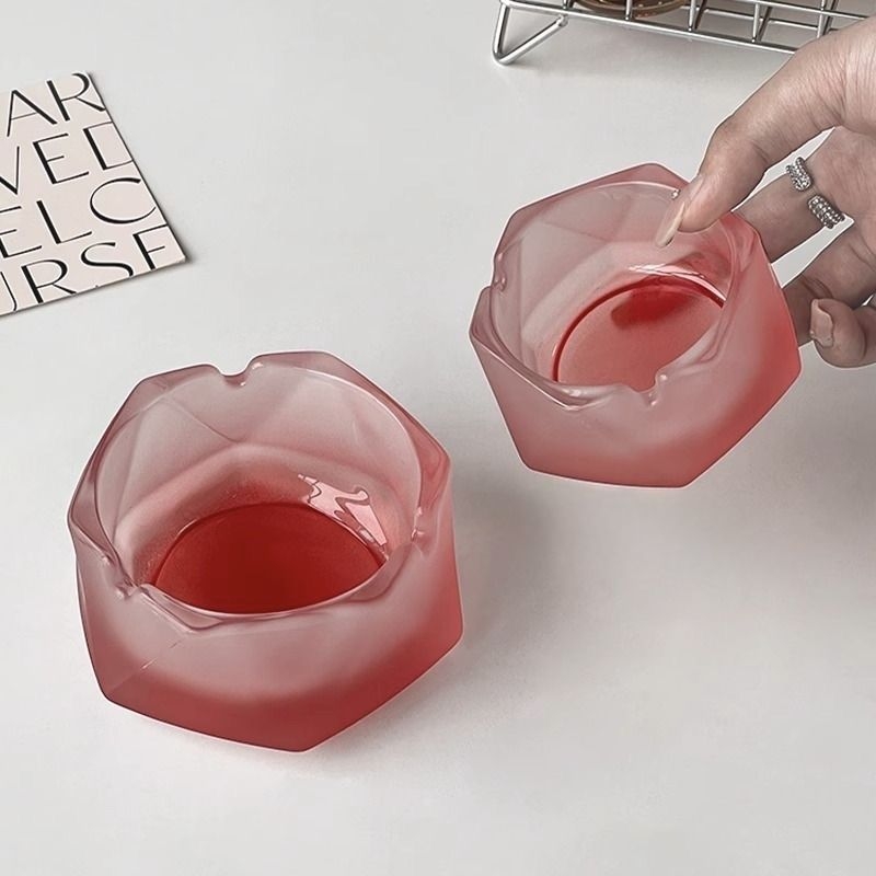 Pepeljara od matovanog stakla – gravirani dizajn | Brand: Unique | Dekor stolni za dom ili ured