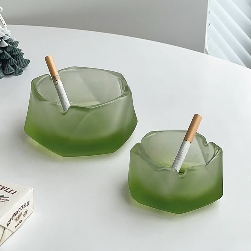 Pepeljara od matovanog stakla – gravirani dizajn | Brand: Unique | Dekor stolni za dom ili ured