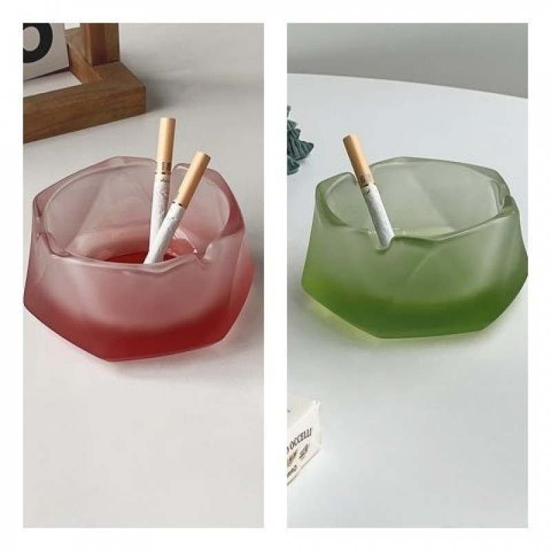 Pepeljara od matovanog stakla – gravirani dizajn | Brand: Unique | Dekor stolni za dom ili ured