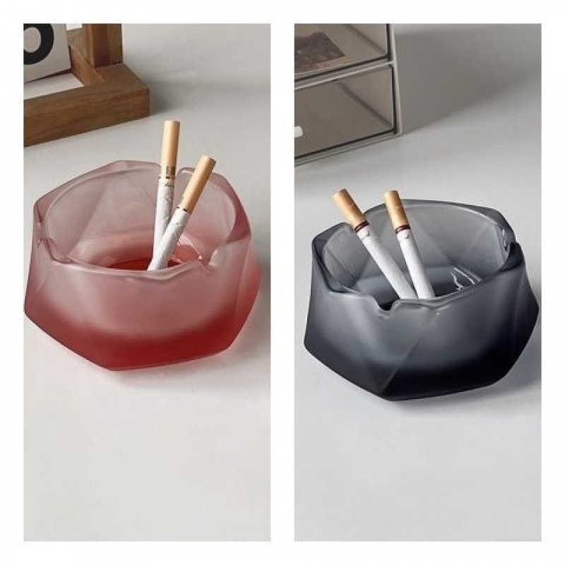 Pepeljara od matovanog stakla – gravirani dizajn | Brand: Unique | Dekor stolni za dom ili ured