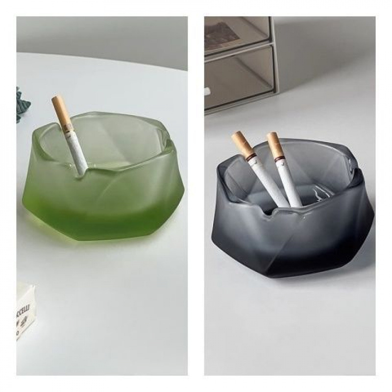 Pepeljara od matovanog stakla – gravirani dizajn | Brand: Unique | Dekor stolni za dom ili ured