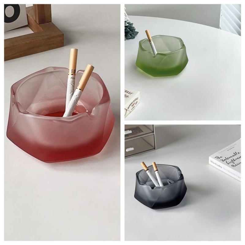 Pepeljara od matovanog stakla – gravirani dizajn | Brand: Unique | Dekor stolni za dom ili ured