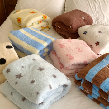 Tej-velúr pléd Milk Velvet Fleece - Graffiti minta, 500-800 g, típus Milk blanket, INS stílus, minden évszakban alkalmas