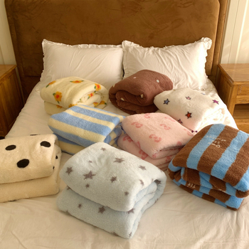 Tej-velúr pléd Milk Velvet Fleece - Graffiti minta, 500-800 g, típus Milk blanket, INS stílus, minden évszakban alkalmas