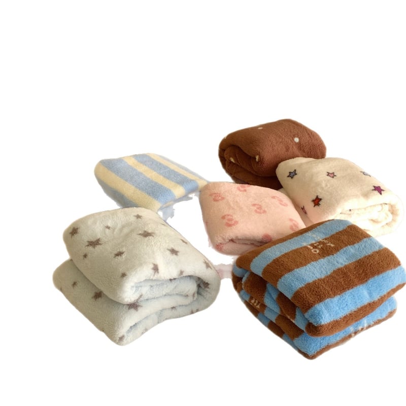 Tej-velúr pléd Milk Velvet Fleece - Graffiti minta, 500-800 g, típus Milk blanket, INS stílus, minden évszakban alkalmas