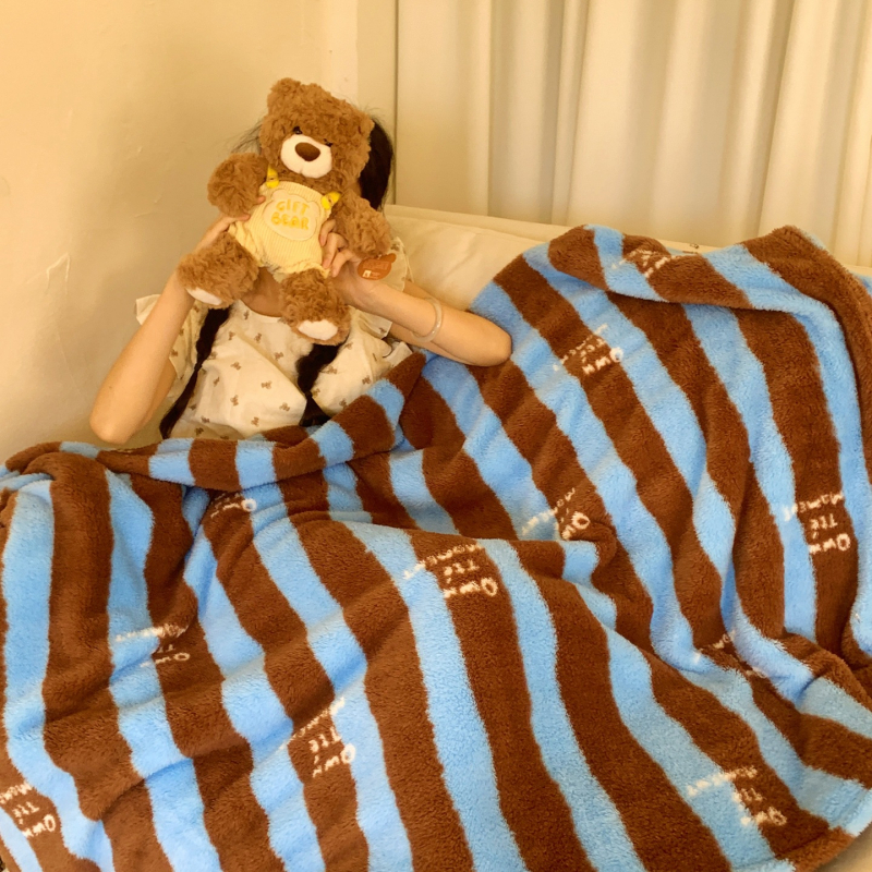 Tej-velúr pléd Milk Velvet Fleece - Graffiti minta, 500-800 g, típus Milk blanket, INS stílus, minden évszakban alkalmas