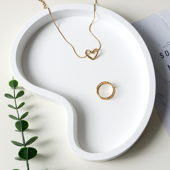 Gipszből készült kijelzőtál ékszerekhez — minimalist fotórekvizit a termékfotózáshoz