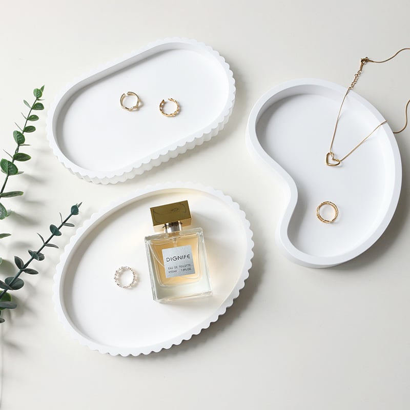 Gipszből készült kijelzőtál ékszerekhez — minimalist fotórekvizit a termékfotózáshoz